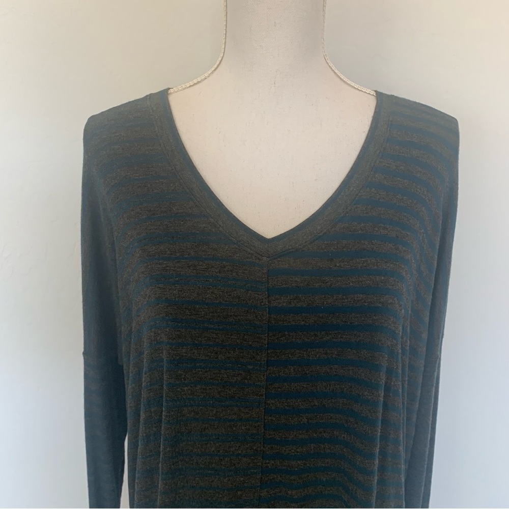 Cabi Hybrid Stripe Tee V-Neck Oversized Top Style 3687 Size S View 3